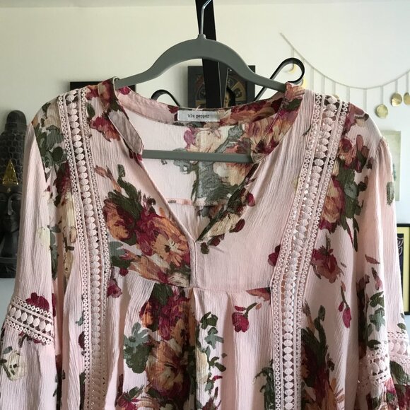 BLU PEPPER size L Pale Pink Floral Print Crochet Lace Accent Hi-Lo Boho Top - Picture 2 of 5
